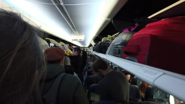 Borispol Ukraine Mars 2019 Les Passagers Mettent Leurs Bagages Main — Video