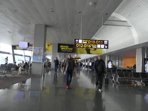 Los pasajeros se están moviendo por la terminal del aeropuerto. Los pasajeros van — Foto de Stock