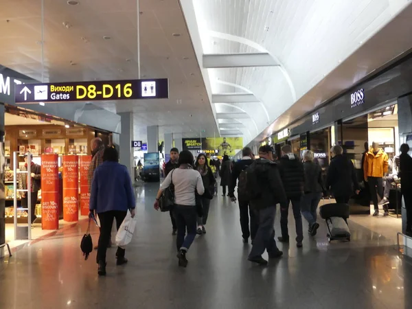 Cestující se pohybují kolem letištního terminálu. Cestující jdou — Stock fotografie