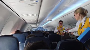 Kopenhag, Danimarka-Mart 2019: hostes ve Stewart uçuş sırasında uçakta yolculara öğle ve içecek teslim.