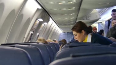 Kopenhag, Danimarka-Mart 2019: yolcular kabin içinde el Bagaj koydu. Yolcular kabin içinde rafta Bagaj koydu.