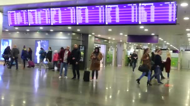 Borispol Ucrânia Março 2019 Passageiros Estão Movendo Redor Terminal Aeroporto — Vídeo de Stock