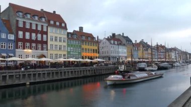 Kopenhag, Danimarka-Mart 2019: Nyhavn kanalı boyunca bir turist gemisi yelken. Nyhavn 'da Yelkenli Yat görünümü.