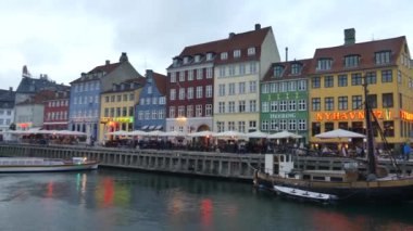 Kopenhag, Danimarka-Mart 2019: Nyhavn kanalı boyunca bir turist gemisi yelken. Nyhavn 'da Yelkenli Yat görünümü.