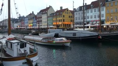 Kopenhag, Danimarka-Mart 2019: Nyhavn kanalı boyunca bir turist gemisi yelken. Nyhavn 'da Yelkenli Yat görünümü.
