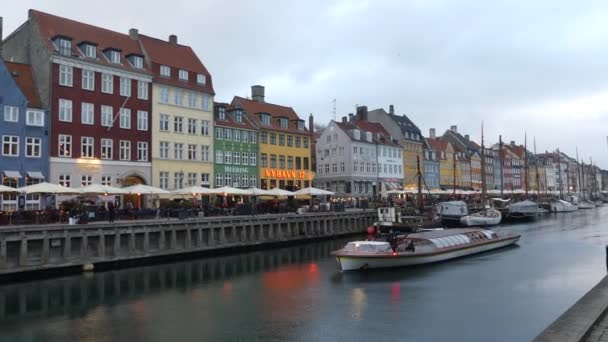 Copenhague Dinamarca Marzo 2019 Barco Turístico Navega Largo Del Canal — Vídeos de Stock