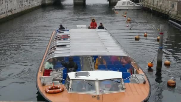 Kopenhagen Dänemark März 2019 Ein Touristenschiff Fährt Den Fluss Der — Stockvideo