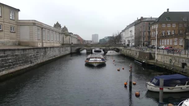 Copenhague Danemark Mars 2019 Bateau Touristique Navigue Long Rivière Dans — Video