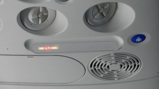 キャビン内のインジケータ クローズ アップ 航空機内のコールボタンフライトアテンダントと換気チャンネル — ストック動画