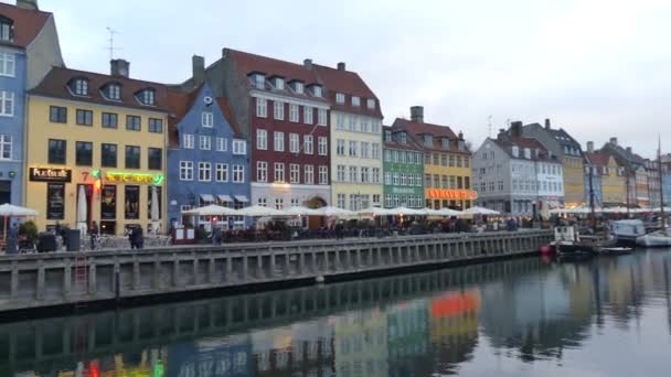 Kopenhaga Dania Marzec 2019 Dziewczyna Robi Zdjęcie Nyhavn Smartfonie Fotografie — Wideo stockowe