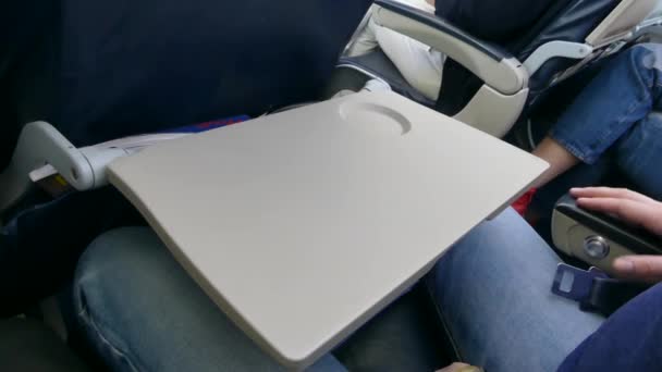丹麦哥本哈根 2019年3月 乘客在乘坐飞机飞行时布置一张桌子 乘客在飞机上飞行时折叠桌子 — 图库视频影像