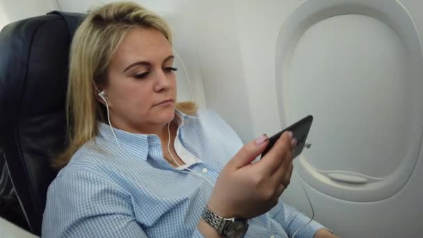 丹麦哥本哈根 2019年3月 乘客在飞行过程中使用电子产品 飞机上的乘客使用智能手机 — 图库视频影像