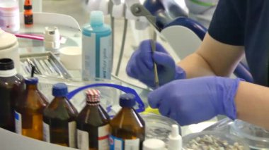 Kiev, Ukrayna-Nisan 2019: bir dişçi diş beyazlatma için bir tıbbi jel hazırlar. Dişçi Diş Beyazlatma Jeli hazırlar.