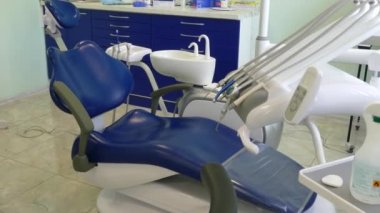 Kiev, Ukrayna-Nisan 2019: kız dişçi resepsiyonunda. Dişçi diş hekimliği ofisinde hastaya diş davranır. Diş hekimi klinikte hasta davranır.