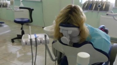 Kiev, Ukrayna-Nisan 2019: kız dişçi resepsiyonunda. Dişçi diş hekimliği ofisinde hastaya diş davranır. Diş hekimi klinikte hasta davranır.