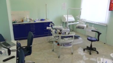 Kiev, Ukrayna-Nisan 2019: kız dişçi resepsiyonunda. Dişçi diş hekimliği ofisinde hastaya diş davranır. Diş hekimi klinikte hasta davranır.