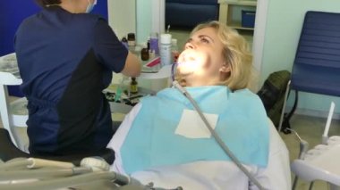 Kiev, Ukrayna-Nisan 2019: kız dişçi resepsiyonunda. Dişçi diş hekimliği ofisinde hastaya diş davranır. Diş hekimi klinikte hasta davranır.