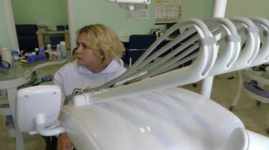 Kiev, Ukrayna-Nisan 2019: kız dişçi resepsiyonunda. Dişçi diş hekimliği ofisinde hastaya diş davranır. Diş hekimi klinikte hasta davranır.