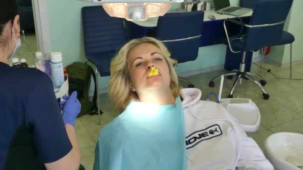 乌克兰基辅 2019年4月 女孩在接待在牙医 牙医在牙科诊所给病人治疗牙齿 牙医在诊所给病人治病 — 图库视频影像