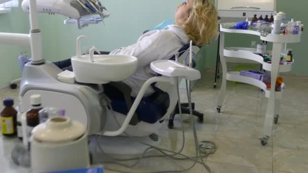 Kiev Ucrania Abril 2019 Niña Recepción Dentista Dentista Trata Los — Vídeo de stock