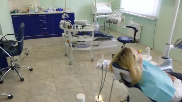 Киев Украина Апрель 2019 Девушка Приеме Стоматолога Стоматолог Лечит Пациента — стоковое видео