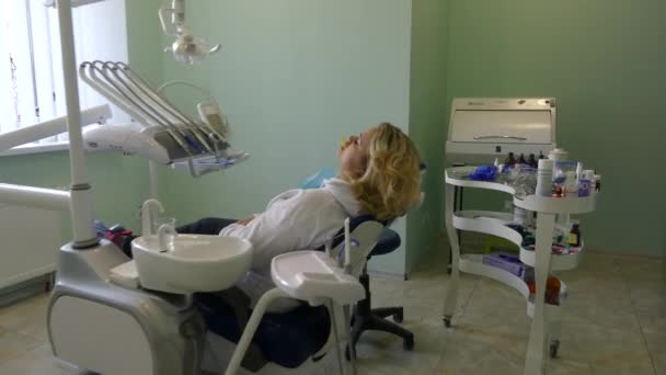 Kiev Ucrania Abril 2019 Niña Recepción Dentista Dentista Trata Los — Vídeo de stock