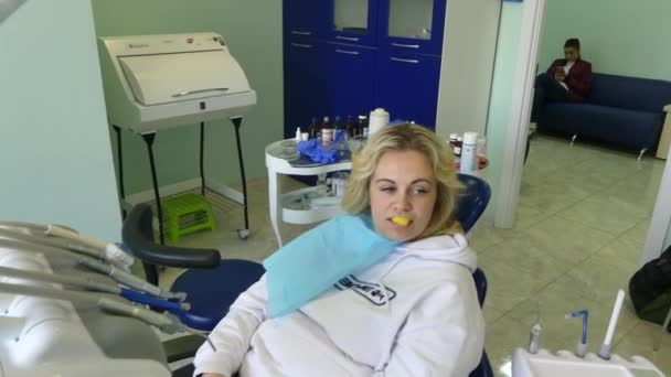 Kiev Ucraina Aprile 2019 Ragazza Ricevimento Dal Dentista Dentista Cura — Video Stock