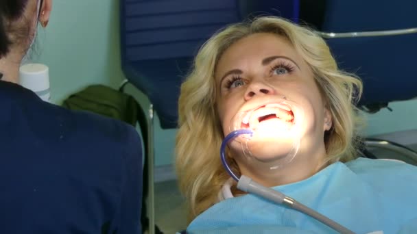 Kiev Ucrania Abril 2019 Niña Recepción Dentista Dentista Trata Los — Vídeos de Stock