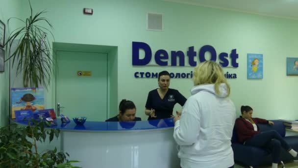 Kiev Ucrania Abril 2019 Niña Recepción Dentista Dentista Trata Los — Vídeo de stock