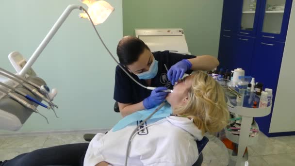 Kiev Ucrania Abril 2019 Niña Recepción Dentista Dentista Trata Los — Vídeos de Stock