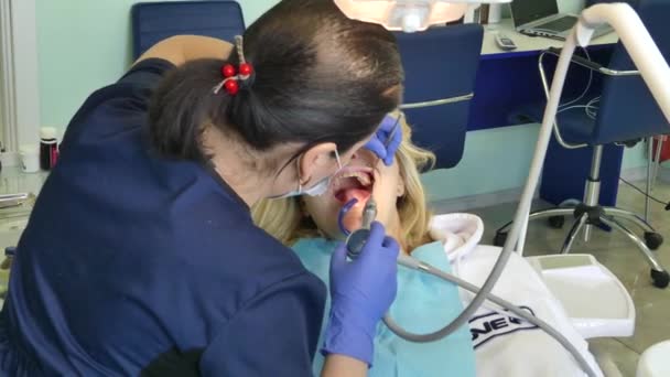 Κίεβο Ουκρανία 2019 Απριλίου Κορίτσι Στη Δεξίωση Στον Οδοντίατρο Οδοντίατρος — Αρχείο Βίντεο