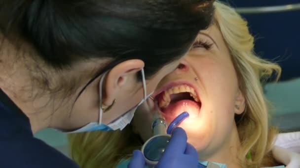 Kiev Ucrania Abril 2019 Niña Recepción Dentista Dentista Trata Los — Vídeo de stock