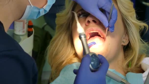 乌克兰基辅 2019年4月 女孩在接待在牙医 牙医在牙科诊所给病人治疗牙齿 牙医在诊所给病人治病 — 图库视频影像