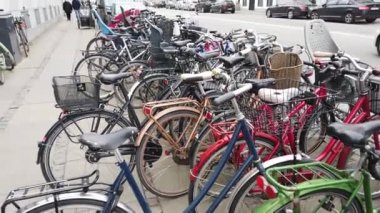 Kopenhag, Danimarka-Mart 2019: şehir merkezindeki otoparkta bisiklet. Şehir merkezinde Bisiklet park yeri. Bisikletler otoparkta.