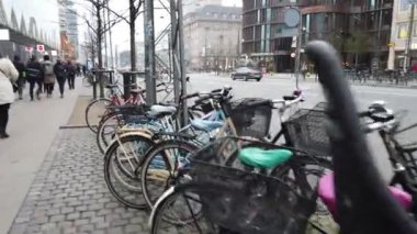 Kopenhag, Danimarka-Mart 2019: şehir merkezindeki otoparkta bisiklet. Şehir merkezinde Bisiklet park yeri. Bisikletler otoparkta.