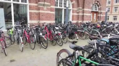 Kopenhag, Danimarka-Mart 2019: şehir merkezindeki otoparkta bisiklet. Şehir merkezinde Bisiklet park yeri. Bisikletler otoparkta.