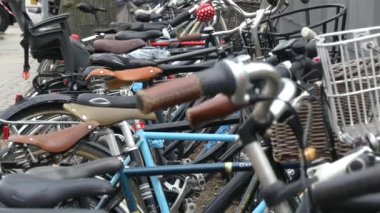 Kopenhag, Danimarka-Mart 2019: şehir merkezindeki otoparkta bisiklet. Şehir merkezinde Bisiklet park yeri. Bisikletler otoparkta.