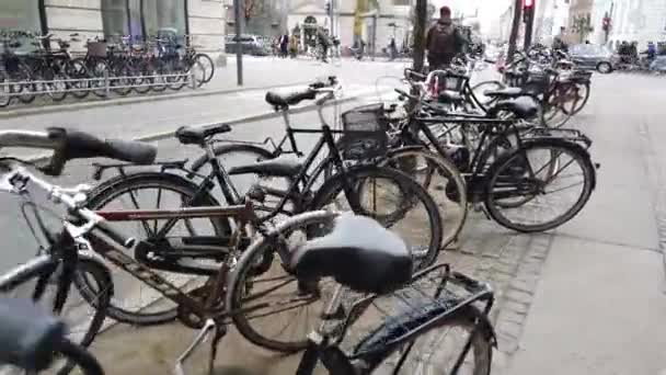 Copenhagen Dánia Március 2019 Kerékpárok Egy Parkolóban Belvárosban Kerékpárparkolás Városközpontban — Stock videók