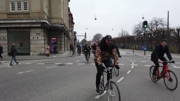 コペンハーゲン デンマーク 2019 サイクリストは 市内の自転車道に乗ります 人々は路上で自転車に乗っています 岐路にある自転車 — ストック動画