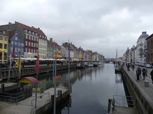 Вид на Nyhavn. Лодки стоят на пирсе Nyhavn в центре города — стоковое фото