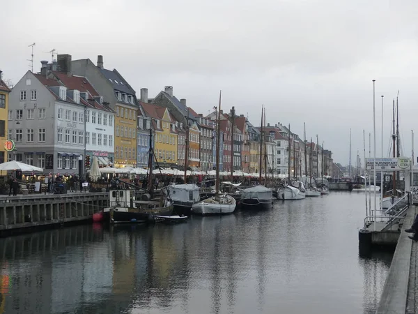 Вид на Nyhavn. Лодки стоят на пирсе Nyhavn в центре города — стоковое фото