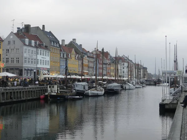 Вид на Nyhavn. Лодки стоят на пирсе Nyhavn в центре города — стоковое фото