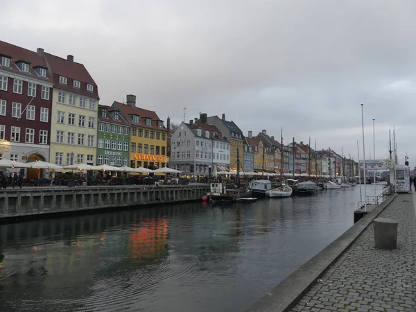 Вид на Nyhavn. Лодки стоят на пирсе Nyhavn в центре города — стоковое фото