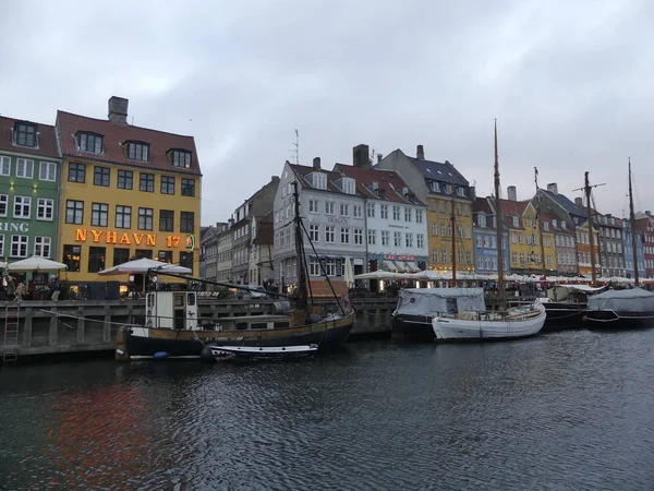 Nyhavn 'ın görünümü. City cente Nyhavn iskelesinde tekneler stand — Stok fotoğraf