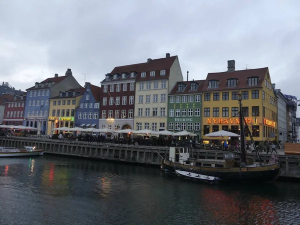 Вид на Nyhavn. Лодки стоят на пирсе Nyhavn в центре города — стоковое фото