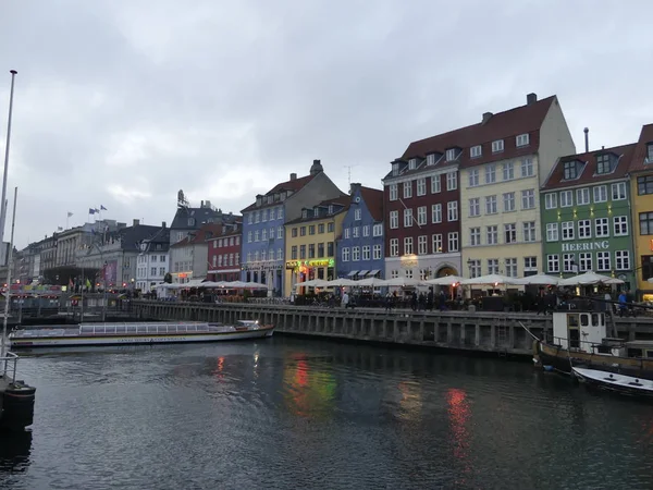 Вид на Nyhavn. Лодки стоят на пирсе Nyhavn в центре города — стоковое фото