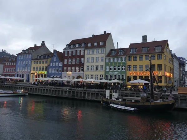 Вид на Nyhavn. Лодки стоят на пирсе Nyhavn в центре города — стоковое фото