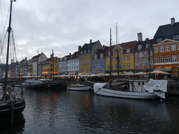Вид на Nyhavn. Лодки стоят на пирсе Nyhavn в центре города — стоковое фото