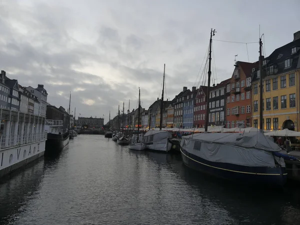 Вид на Nyhavn. Лодки стоят на пирсе Nyhavn в центре города — стоковое фото