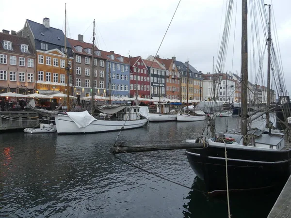 Вид на Nyhavn. Лодки стоят на пирсе Nyhavn в центре города — стоковое фото